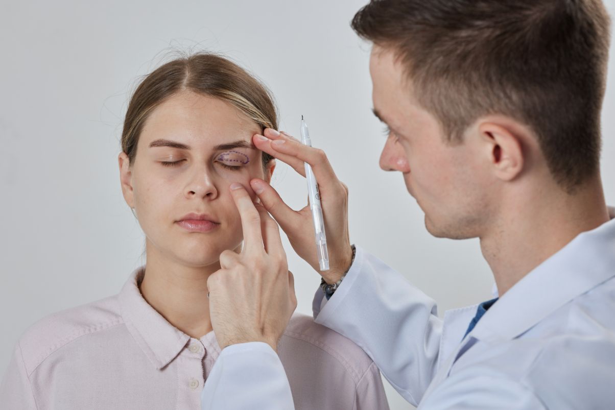 plastic-surgeon-prepares-for-blepharoplasty-bleph-2024-04-23-01-47-30-utc